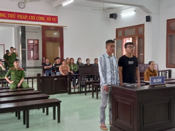 Hai bị cáo Nguyễn Văn Phú, Lương Thế Cường tại phiên tòa sơ thẩm.&nbsp;Ảnh: Hữu Toàn