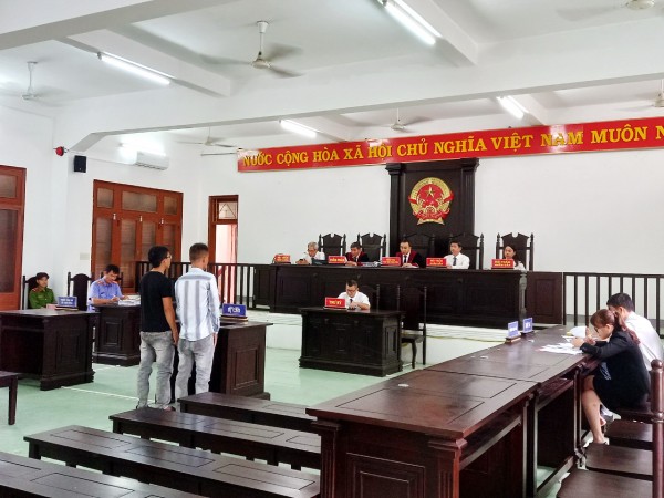 Hội đồng xét xử thẩm vấn hai bị cáo.&nbsp;Ảnh: Hữu Toàn