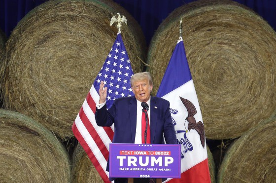 Ông Trump tại sự kiện tranh cử ở thành phố Adel, bang Iowa hôm 16/10. Ảnh: Getty Images