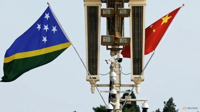 Quốc kỳ Solomon và Trung Quốc treo ở Bắc Kinh ngày 11/7. (Ảnh: Reuters)