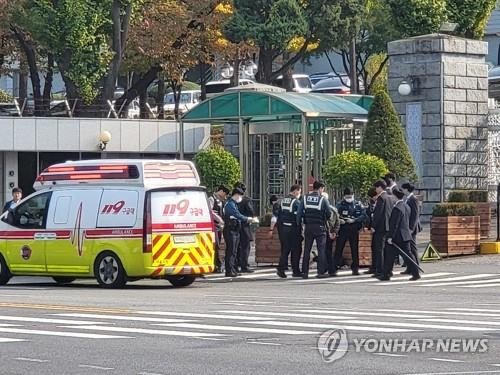Khu vực nơi hai cảnh sát Hàn Quốc bị đâm. (Ảnh: Yonhap)