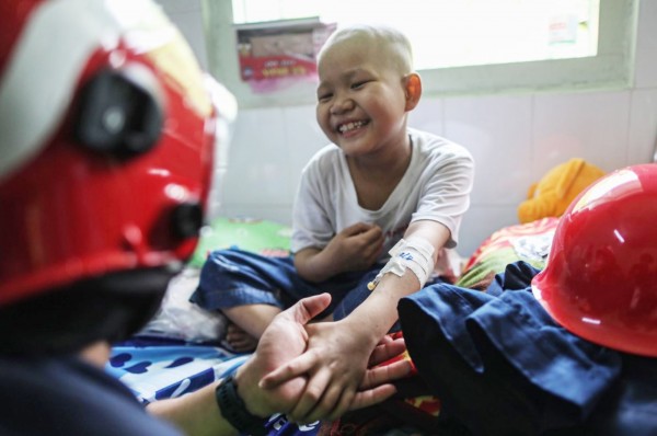 Cậu bé Trung Quân sung sướng khi ước mơ thành lính cứu hỏa của mình thành “hiện thực”.