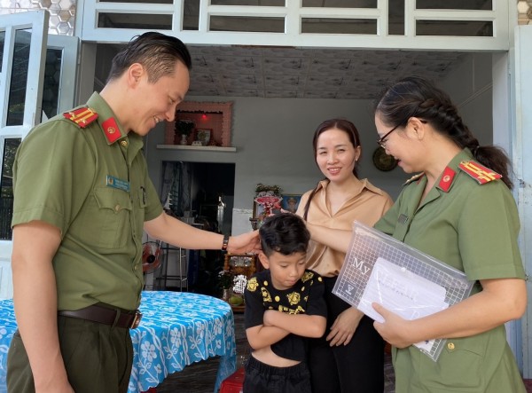 Bé Phát, con của liệt sĩ Phạm Phi Long với ước mơ của mình.
