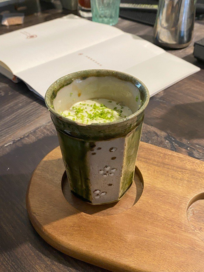 Cà phê vỏ chanh mặn được đặt trong chiếc cốc mẻ. (Ảnh: Cá Mèo)