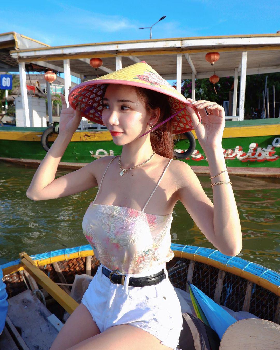 Pei Yu Tan trong chuyến du lịch Việt Nam gần đây. Cô diện áo hai dây phối cùng quần jeans short và đội nón lá khoe dáng đẹp khi ngồi trên thuyền thúng.