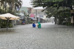 Tin tức trong ngày - Thời tiết ngày 31/10: Miền Trung mưa lớn, miền Nam triều cường dâng cao