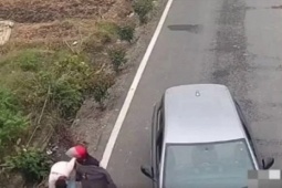 Phi thường - kỳ quặc - Mải dùng điện thoại khi đang lái xe, tài xế khóc nấc khi biết người mình đâm trúng