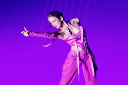 Làm đẹp - Diệp Lâm Anh mặc đồ khoét cao đến eo, hở trọn múi bụng "đẹp thật như giả"