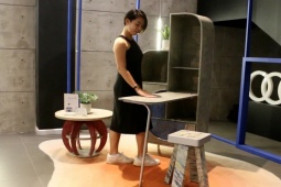 Tin tức trong ngày - Video: Cô gái biến những phế phẩm thành ‘siêu phẩm’