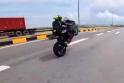 Tin tức trong ngày - Khởi tố 2 đối tượng liên quan đến vụ điều khiển xe phân khối lớn "bốc đầu"