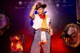 Đàn ông - "Ca sĩ Việt kiều" mặc quần thiết kế kỳ cục khiến khán giả đỏ mặt