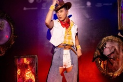 Đàn ông - "Ca sĩ Việt kiều" mặc quần thiết kế kỳ cục khiến khán giả đỏ mặt