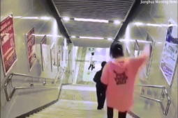 Bạn trẻ - Cuộc sống - Vừa đi vừa "cắm mặt" vào điện thoại, cô gái nhận cái kết đau đớn