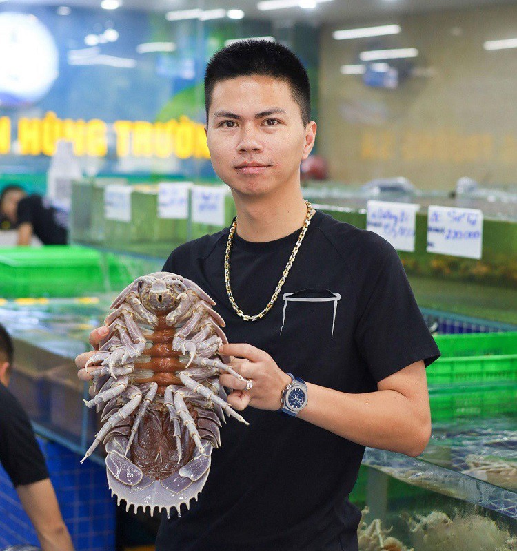 Giá bọ biển năm nay rẻ nên rất nhiều người tìm mua, có ngày anh Hùng bán được cả tấn.