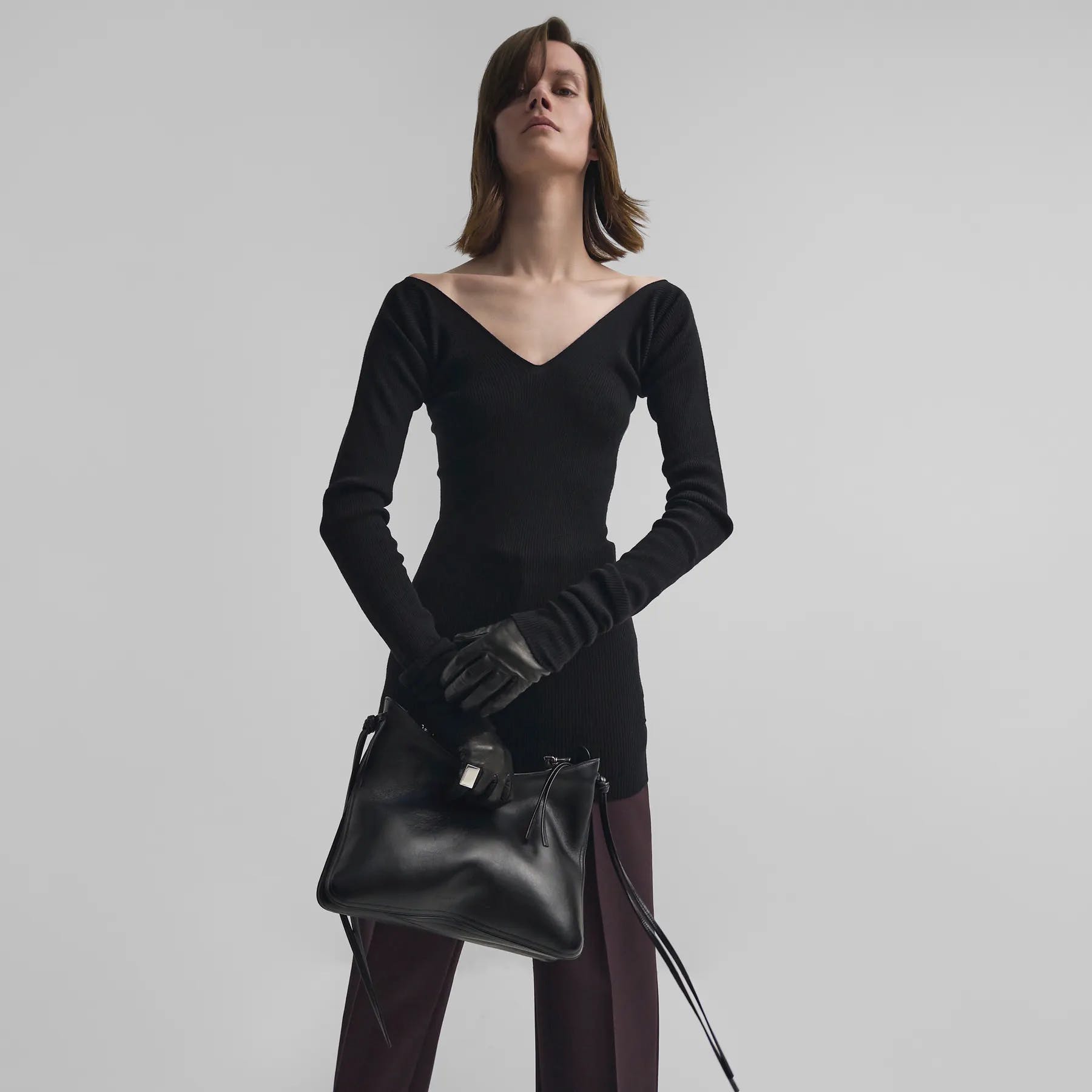 Phoebe Philo ra mắt bộ sưu tập đầu tay 2 màu trắng đen đẹp thanh lịch - 6