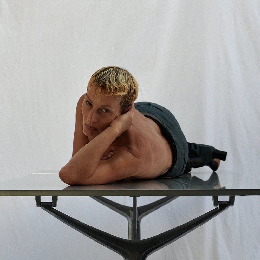 Phoebe Philo ra mắt bộ sưu tập đầu tay 2 màu trắng đen đẹp thanh lịch - 11