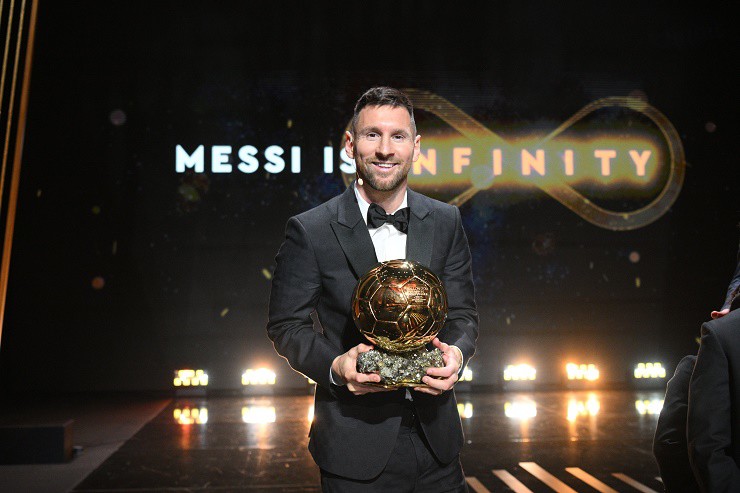 Messi đã giành Quả bóng vàng 2023, qua đó nới rộng kỷ lục đoạt giải thưởng danh giá&nbsp;này lên con số 8. Erling Haaland của Man City đứng thứ hai trong cuộc bình chọn, vị trí thứ ba thuộc về đồng đội cũ của Messi là Kylian Mbappe (PSG).