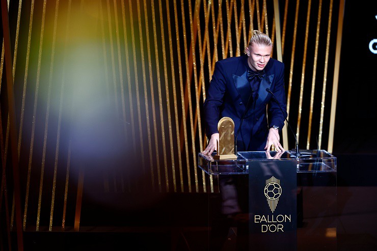 Erling Haaland giành giải Gerd Muller Trophy 2023, danh hiệu&nbsp;chân sút xuất sắc nhất năm. Cầu thủ 23 tuổi đã ghi tới 56 bàn thắng cho Man City và đội tuyển Na Uy ở mùa giải trước, hơn Kylian Mbappe đúng 1 bàn.