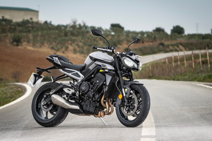 5. Triumph Street Triple 765 R được thiết kế dựa trên huyền thoại Daytona và sử dụng cùng chung khung gầm với Daytona 675, đem lại sức mạnh thể thao tối ưu. Khối động cơ của xe thuộc loại 765cc, đạt công suất tối đa 118 mã lực, vượt trội hơn nhiều so với không ít các đối thủ mô tô tầm trung.