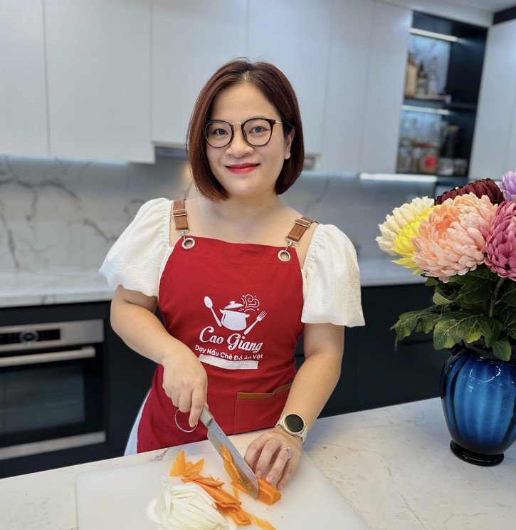 Đam mê nấu ăn, bếp núc nên công việc đầu tiên chị Giang làm sau khi về quê là nấu chè để bán.