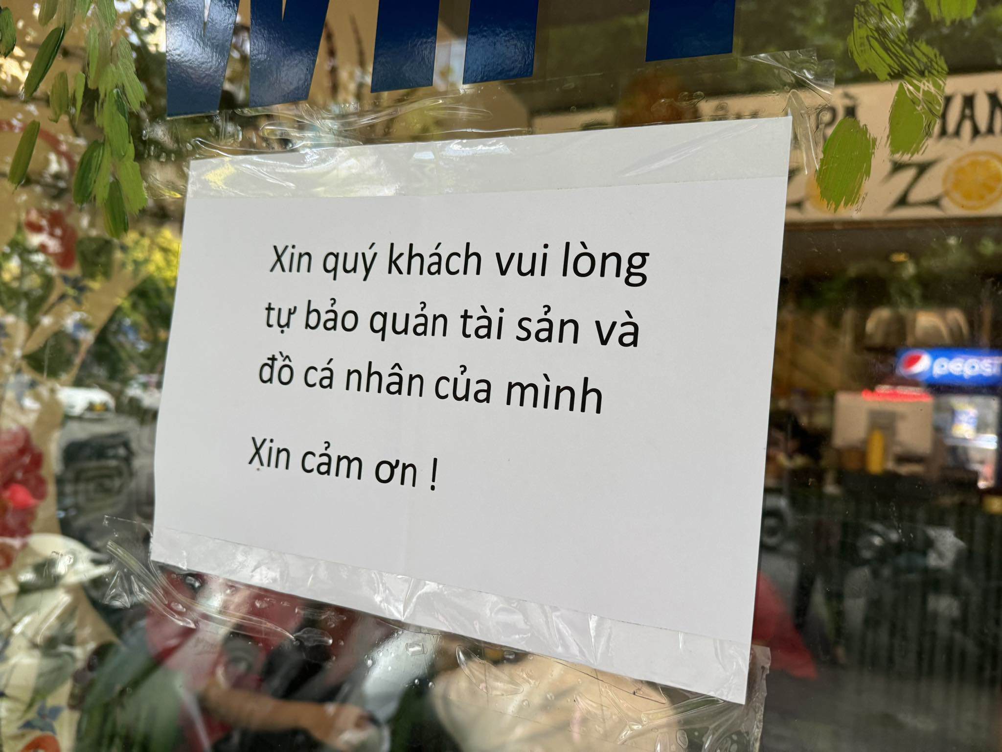 Quán trà chanh đã treo biển “quý khách vui lòng tự bảo quản tài sản và đồ cá nhân”.