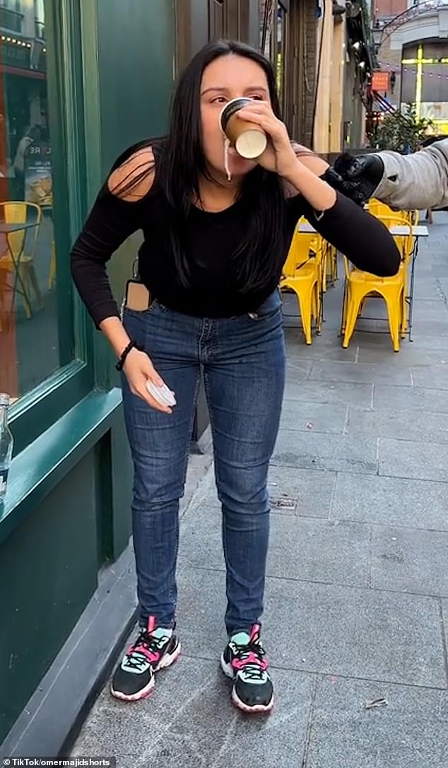 Tình nguyện viên cuối cùng đã được uống nước giải khát sau khi hoàn thành xuất sắc nhiệm vụ. 