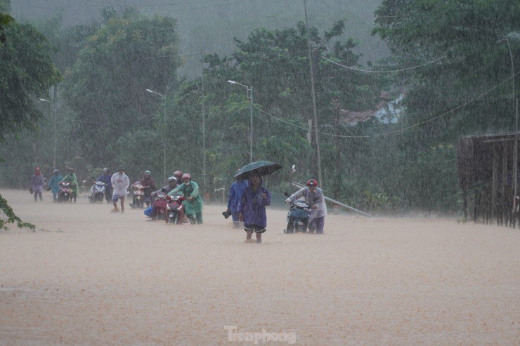 Mưa to liên tục trút xuống Trung Bộ những ngày qua. Ảnh minh họa TPO