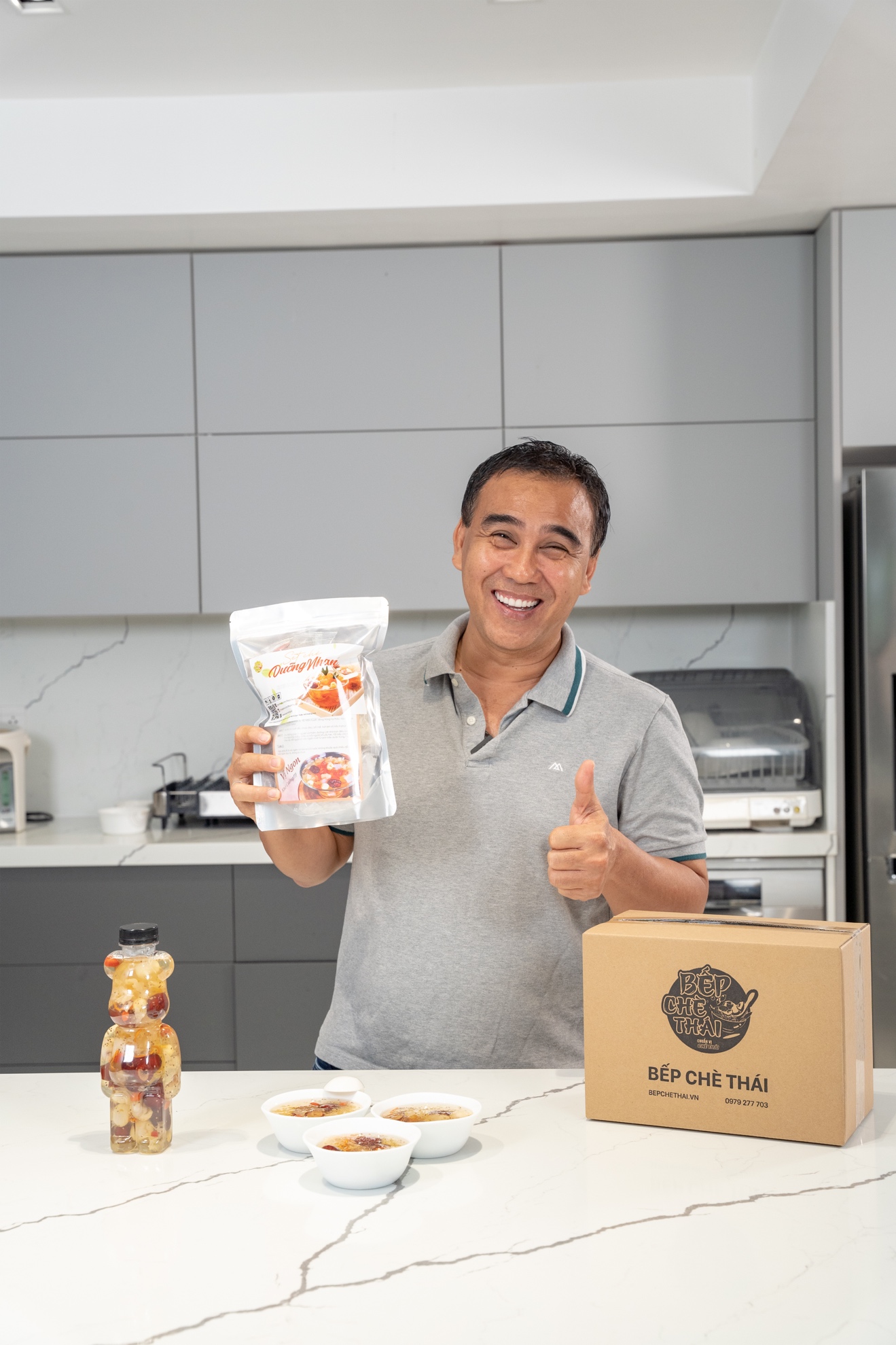 MC Quyền Linh lựa chọn các set nguyên liệu sẵn của Bếp Chè Thái