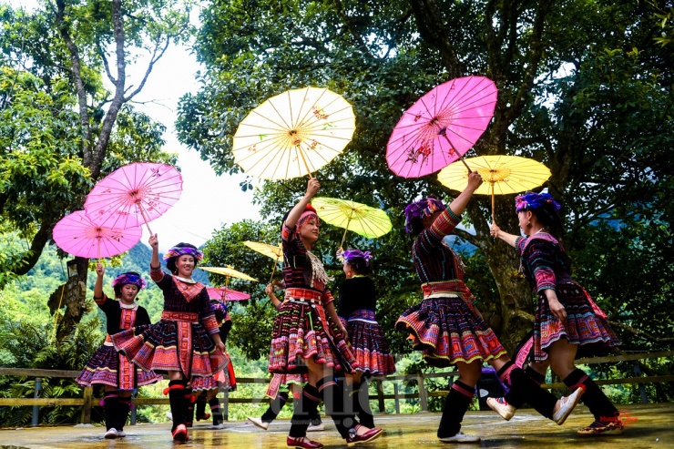 Các cô gái xúng xính chiếc váy xòe Mông reo vui cùng điệu múa.