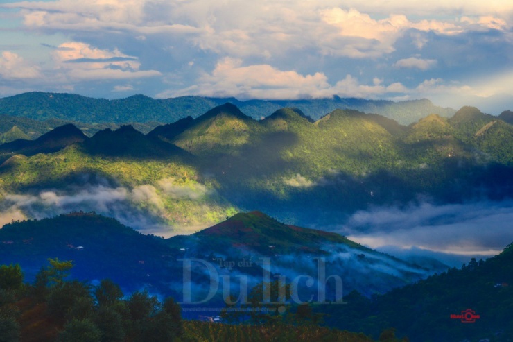 Bản Sin Suối Hồ khuất nẻo mù mây trên đỉnh Sơn Bạc Mây ở cao độ 1500m.