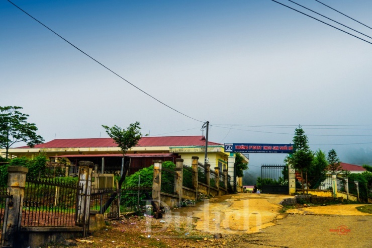 Trung tâm thị trấn là UBND xã, trường học, chợ búa nhộn nhịp. Ngôi THCS dân tộc bán trú Sin Suối Hồ khang trang sạch sẽ, ê a tiếng trẻ đánh vần, vẽ chữ.