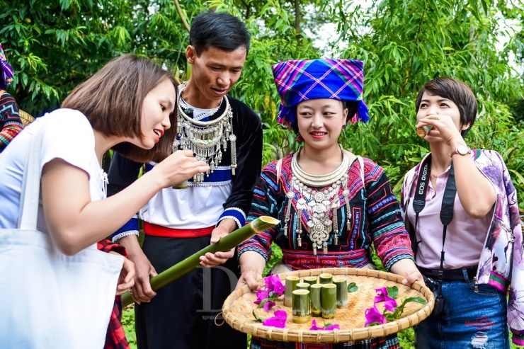 Nước thảo quả pha mật ong rừng thơm mát, đựng trong những chiếc li gọt từ ống tre.