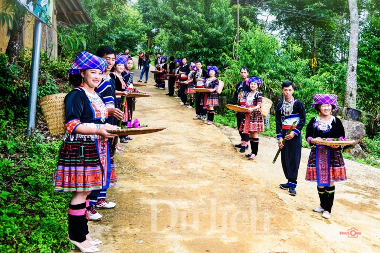 Bà con niềm nở ra tận cổng chào đón du khách phương xa.