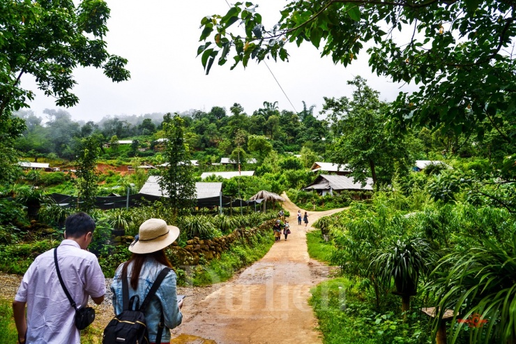 Du khách dạo bước vòng quanh bản làng, cảm giác thân thuộc như về nhà.