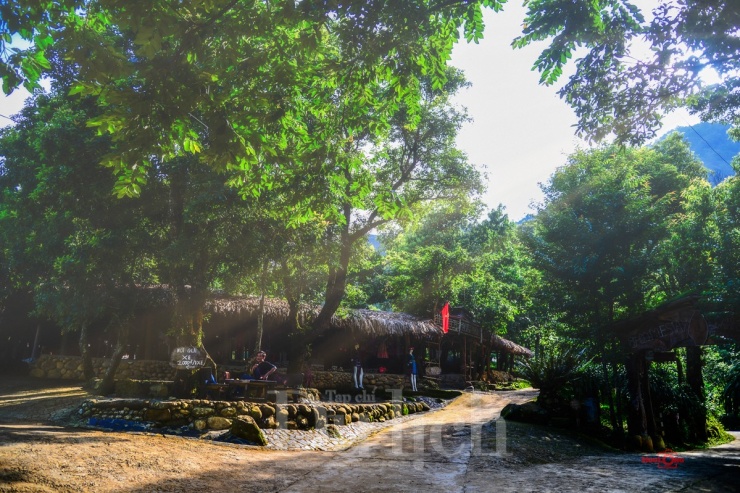 Ngôi chợ nằm ngay đầu bản họp chợ vào thứ Bảy hàng tuần, không chỉ phục vụ bà con mà cũng rộn ràng du khách ghé qua.