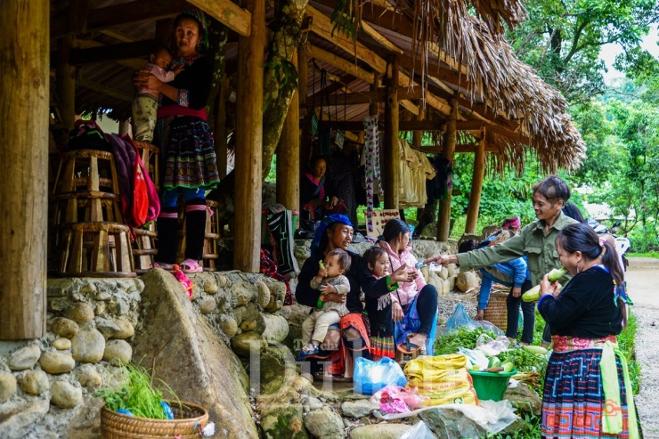 Những chiếc váy xòe xúng xính hòa cùng cùng du khách họp chợ.