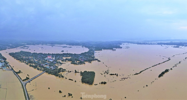 Đến chiều 31/10, nước trên các sông rút chậm khiến nhiều xã ở huyện Hương Khê (Hà Tĩnh) vẫn ngập trong nước lũ.