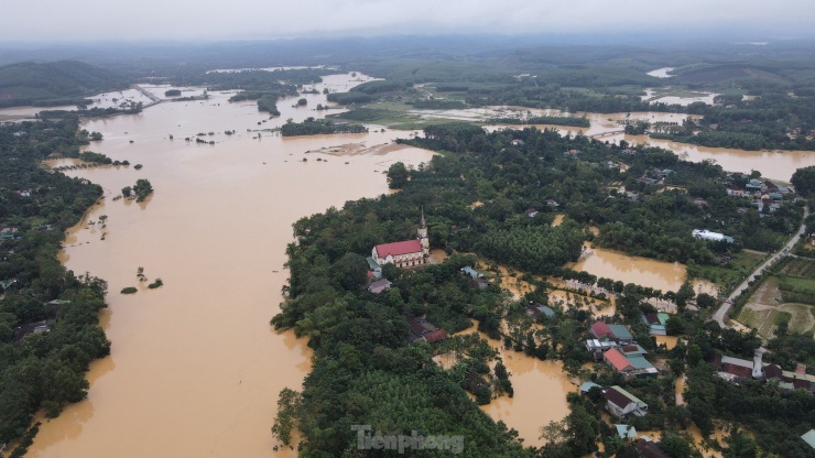 Nhiều địa phương tại huyện Hương Khê chìm trong nước lũ.