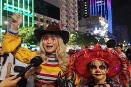 Video: Hàng ngàn người đến phố đi bộ Nguyễn Huệ chơi Halloween
