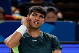 Alcaraz thua sốc Paris Masters 2023, Djokovic sắp lập kỷ lục “khủng“