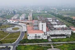 Ảnh: Bệnh viện Bạch Mai, Việt Đức cơ sở 2 “bất động” dưới nắng mưa