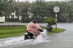 Tin tức trong ngày - Thời tiết ngày 1/11: Mưa to trút xuống nhiều nơi ở Trung Bộ và Nam Bộ