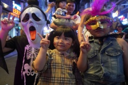 Tin tức trong ngày - Náo nhiệt lễ hội hóa trang tại phố đi bộ Bùi Viện