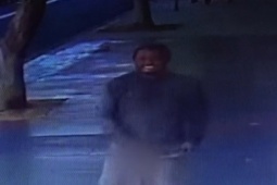 Phi thường - kỳ quặc - Kẻ lạ mặt tấn công cô gái ngay giữa ban ngày với nụ cười "quái đản"