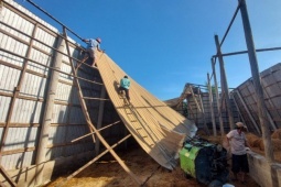 Tin tức trong ngày - Mưa lớn kèm lốc xoáy làm tốc mái 19 căn nhà ở Long An