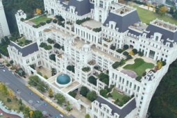 Kinh doanh - "Biệt phủ" rộng 18km2, có 2 hộ sống bên trong, chủ nhân vẫn là bí ẩn