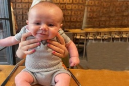 Sức khỏe đời sống - Em bé 6 tuần tuổi bị chẩn đoán ung thư sau khi phát hiện vết bầm trên cơ thể và ngủ quá nhiều