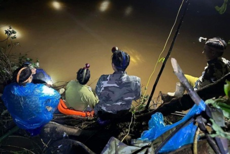 Hàng trăm người xuyên đêm tìm người phụ nữ ở Hà Tĩnh bị lũ cuốn trôi