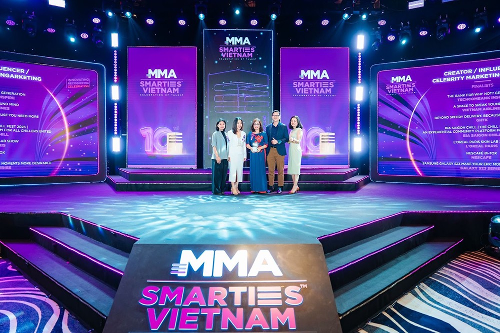 Đại diện Vietnam Airlines cùng Novaon Digital bên chiếc cúp danh giá