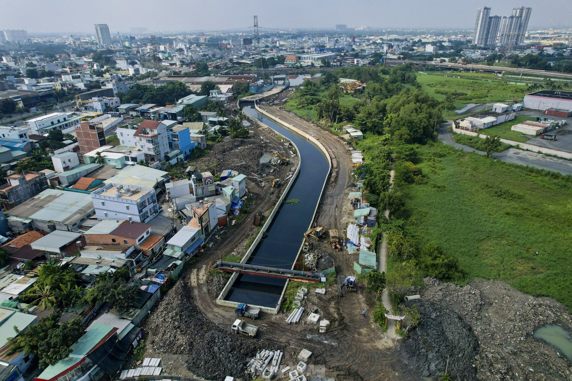 Dự án cải tạo rạch Bà Tiếng dài 2 km, đi qua ba phường An Lạc, An Lạc A và Bình Trị Đông B (quận Bình Tân), được Sở Xây dựng TPHCM phê duyệt chủ trương đầu tư từ tháng 10/2019.